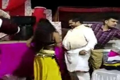 गोपालगंज: BJP नेता  बार बालाओं के साथ लगाते दिखे ठुमके, वीडियो वायरल 9