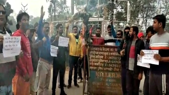 सहरसा: परिवहन मंत्री शीला मंडल के विवादित बयान के विरोध में प्रदर्शन,  राज्य सरकार से बर्खास्त करने की मांग की 1