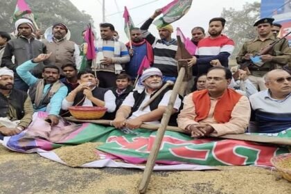 कुदाल और हल के साथ सड़क पर उतर पप्पू यादव ने जताया विरोध, बोले- किसानों के अधिकारों को छिना जा रहा है 11