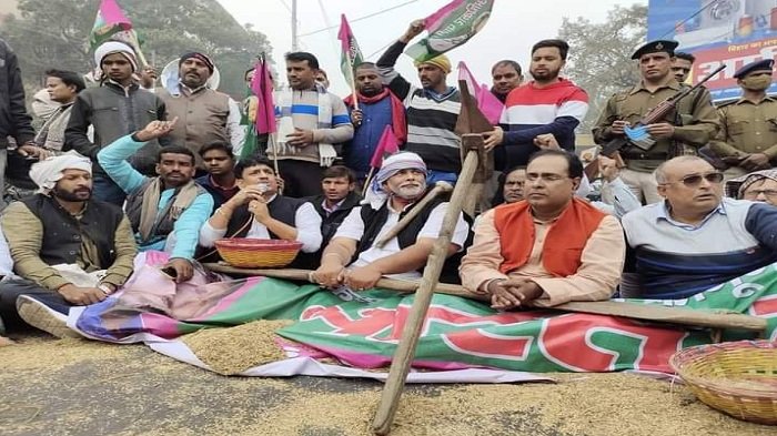 कुदाल और हल के साथ सड़क पर उतर पप्पू यादव ने जताया विरोध, बोले- किसानों के अधिकारों को छिना जा रहा है 1