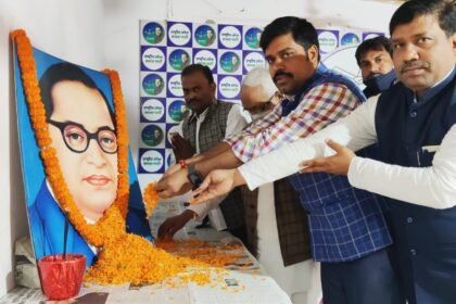 रालोसपा ने बिहार प्रदेश कार्यालय में बाबा साहेब के 64वें परिनिर्वाण दिवस पर श्रद्धांजलि अर्पित की 2