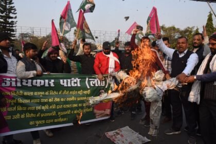 किसानों पर लाठीचार्ज के खिलाफ जाप कार्यकर्ताओं ने मुख्यमंत्री का फूंका पुतला 7