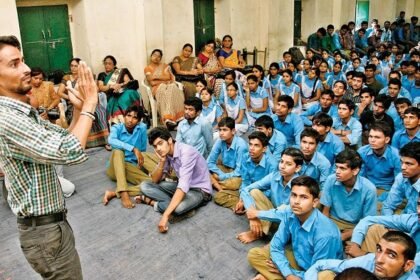 कभी स्कूल से गायब हो जाते हैं शिक्षक, तो कभी नहीं मिलाता शिक्षकों के सर्टिफिेकट का फोल्डर 12