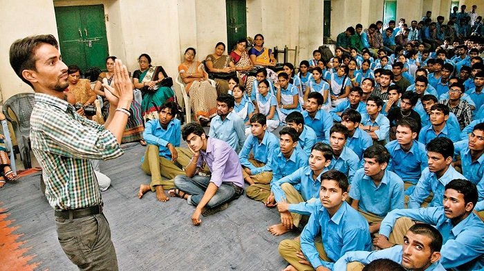 कभी स्कूल से गायब हो जाते हैं शिक्षक, तो कभी नहीं मिलाता शिक्षकों के सर्टिफिेकट का फोल्डर 1