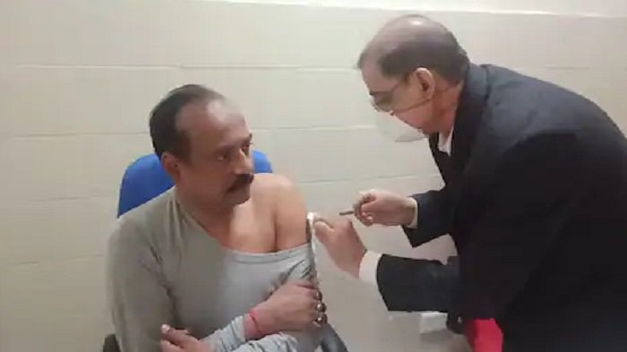 BJP विधायक संजीव चौरसिया ने लगवाई वैक्सीन, कहा- यह देश का वैक्सीन है, इसलिए इसपर सवाल खड़े करना गलत है 1