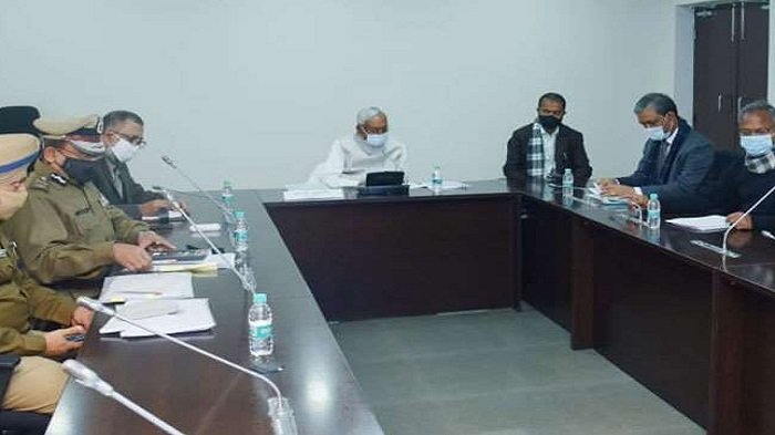 अपराध पर एक्‍शन मोड में नीतीश, पुलिस मुख्यालय पहुंच अधिकारियों के साथ कानून-व्‍यवस्‍था पर कर रहे मंथन 1