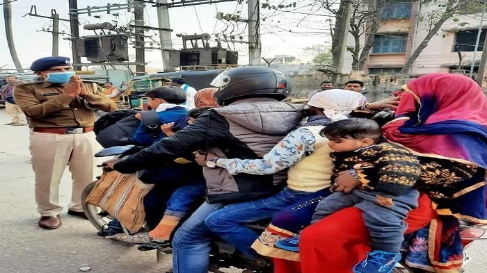 बाइक सवार परिवार के सामने 'हाथ जोड़कर' खड़ा हो गया पुलिस अधिकारी, तस्वीर वायरल 1