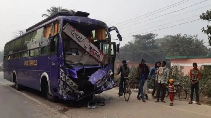 सुपौल में भीषण सड़क हादसा, दो बसों की टक्कर, 18 यात्री घायल 1