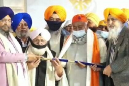 पटना साहिब गुरुद्वारा पहुंचे  मुख्यमंत्री नीतीश कुमार, गुरु गोविंद सिंह की जयंती पर टेका  मत्था 2