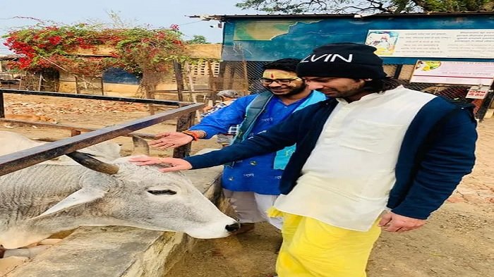 नए साल में कुछ ऐसे नजर आए तेजप्रताप यादव, कुर्ता-धोती पहन घुम रहे वृंदावन 1
