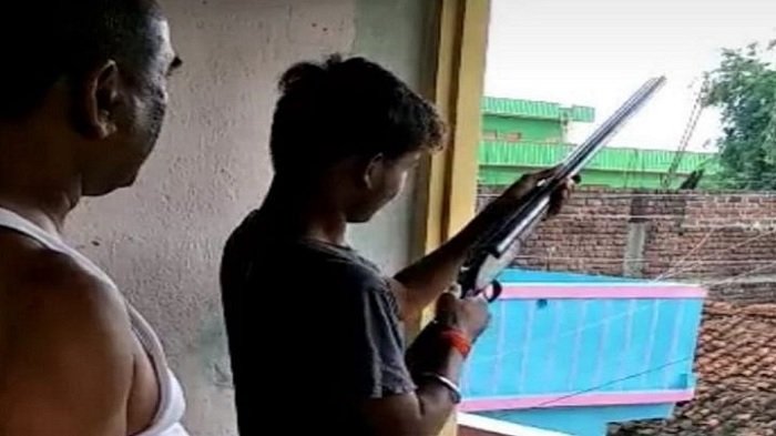 नाबालिग को हथियार चलाने की ट्रेनिंग दे रहे पूर्व विधायक के खिलाफ FIR, बंदूक जब्त 1
