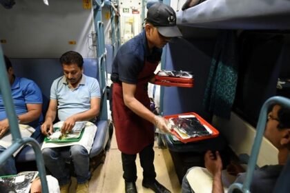 फिर से रेल यात्रियों को खाना खिलाएगी IRCTC, भारतीय रेलवे ने दी अनुमति 7