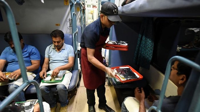 फिर से रेल यात्रियों को खाना खिलाएगी IRCTC, भारतीय रेलवे ने दी अनुमति 1