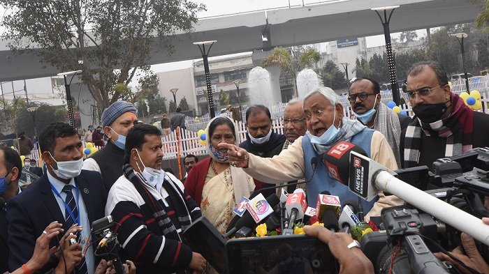 कड़कड़ाती ठंड में गरमा गए CM Nitish, रूपेश ह'त्याकांड से जुड़े सवाल पर भड़क उठे 1