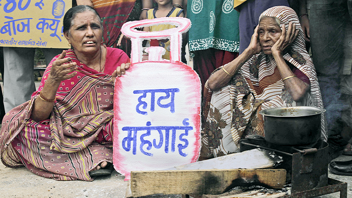नए साल में आम जनता पर पड़ी मंहगाई की मार, फिर बढ़े LPG गैस सिलेंडर के दाम 1