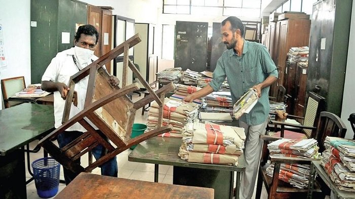 लेट लतीफी व काम टालने के लिए बदनाम हैं बेचारे बाबू, आइएएस अधिकारी भी कहां हैं पीछे ? 1