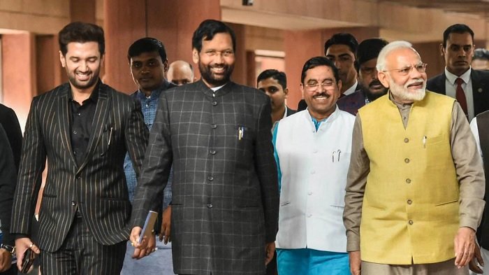 रामविलास को पद्मभूषण मिलने पर भावुक हुए चिराग, बोले- पिता के साथ अंतिम सांस तक खड़े रहे PM 1