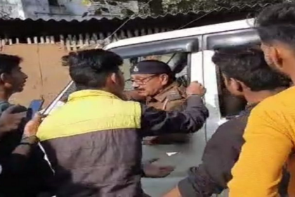पैदल जा रहे दोस्त को मजाक में जबरन गाड़ी में बैठा रहे थे बाकी दोस्त, किडनैपर समझ भीड़ ने पीट दिया 7