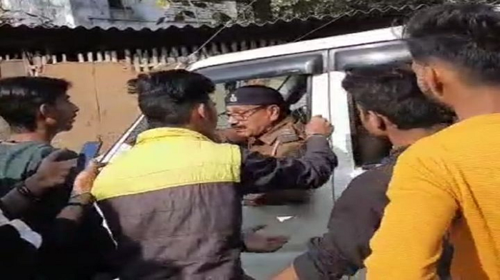 पैदल जा रहे दोस्त को मजाक में जबरन गाड़ी में बैठा रहे थे बाकी दोस्त, किडनैपर समझ भीड़ ने पीट दिया 1