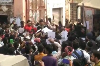 आरा: परीक्षा केंद्र पर अभिभावकों ने किया जमकर बवाल, गार्ड के साथ भी की मारपीट 7