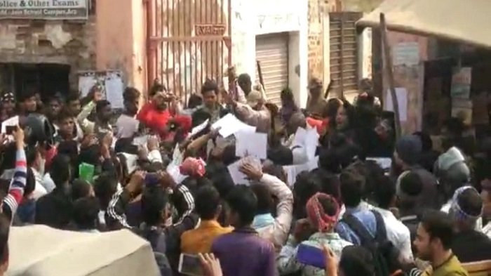 आरा: परीक्षा केंद्र पर अभिभावकों ने किया जमकर बवाल, गार्ड के साथ भी की मारपीट 1