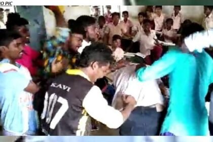 परीक्षा में सख्ती से नाराज परीक्षार्थियों ने सहायक प्रोफेसर को पीटा 11
