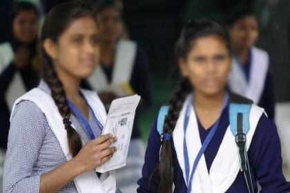 चिट बनाने के चक्कर में Inter Exam में 20 मिनट लेट पहुंची छात्राएं; रोने-धोने के बाद मिली एंट्री 7