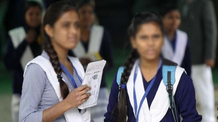 चिट बनाने के चक्कर में Inter Exam में 20 मिनट लेट पहुंची छात्राएं; रोने-धोने के बाद मिली एंट्री 1