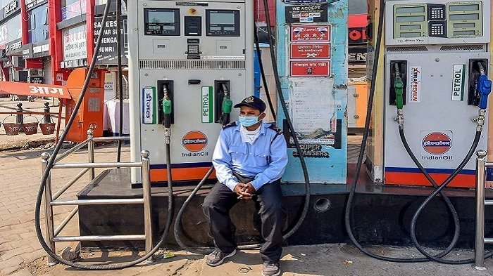 आम बजट के बाद लगातार बढ़ रहा पेट्रोल-डीजल का दाम, 90 रुपये के पार पहुंचा पेट्रोल 1