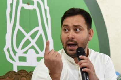 Tejashwi ने किया बड़ा खुलासा, कहा- परीक्षा के 1 घंटे पहले मेरे वाट्सएप पर आ जाता प्रश्‍न पत्र 3