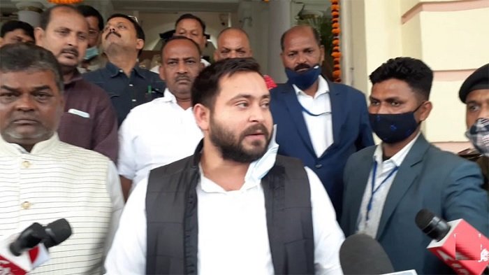 एक्शन मोड में दिखे Tejashwi Yadav, कहा- सरकार ने शिक्षा का बनाया मजाक 1