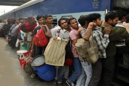 रेलवे ने चलाई कई स्पेशल ट्रेनें, होली में लाखों यात्रियों का घर जाना हुआ आसान 14