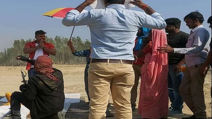 शूटिंग के दौरान पवन सिंह से महिला ने बोली ऐसी बात कि जोड़नी पड़ी भोजपुरी कलाकार को हाथ 1
