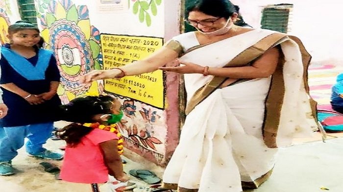 शिक्षकों ने फूल बरसाकर किया बच्चों का स्वागत, बिहार में एक साल बाद प्राइमरी स्कूल खुले 1