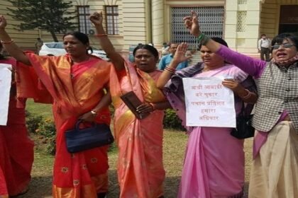 महिला विधायकों का नारा- दुर्गा लक्ष्मी, सरस्वती कहकर ठगते हो, आरक्षण देने से डरते हो 9