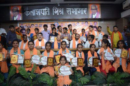 अटल बिहारी वाजपेयी के  पुण्यतिथि पर खिलाड़ियों को किया गया समानित, सरकार खिलाड़ियों के लिए जल्द कराया जमीन मुहैया 7