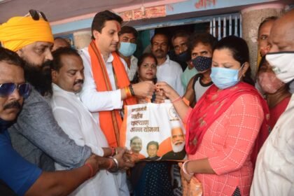 बीजेपी अब घर-घर बांट रही राशन युवा नेता ऋतुराज ने किया वितरण 14