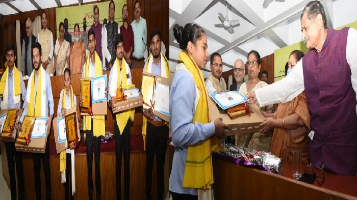 विधान परिषद के सभागार में हुआ अवसर ट्रस्ट के सफल छात्रों का सम्मान, सभापति अवधेश नारायण सिंह, उप मुख्यमंत्री रेणु देवी ने किया सम्मानित 1