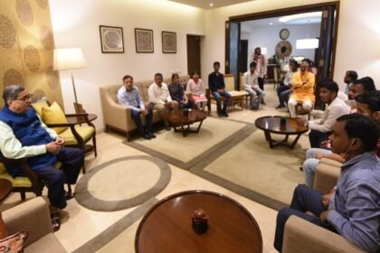 गरीब एवं मेधावी छात्रों को अवसर ट्रस्ट ने दिलाई जेईई एडवांस की परीक्षा में सफलता, पूर्व सांसद आरके सिन्हा से आशीर्वाद लेने पहुंचे छात्रों को मिला सहयोग का भरोसा 11