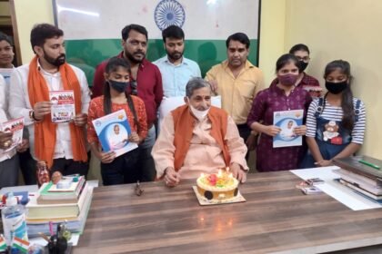 शुक्रिया वशिष्ठ की पांचवीं वर्षगांठ पर आरके सिन्हा ने काटा केक कहा- आज भी हमारे दिलों में बसते हैं वशिष्ठ बाबू 3