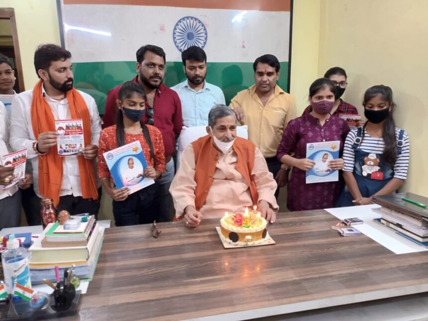 शुक्रिया वशिष्ठ की पांचवीं वर्षगांठ पर आरके सिन्हा ने काटा केक कहा- आज भी हमारे दिलों में बसते हैं वशिष्ठ बाबू 1