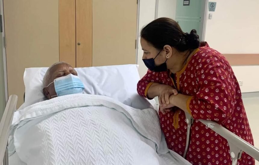 लालू यादव को किडनी ट्रांसप्लांट के लिए ऑपरेशन थियेटर में ले गए डॉक्टर, कुछ देर में शरू होगा ऑपरेशन 1
