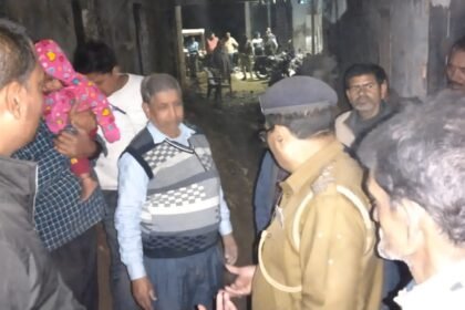 बेतिया पुलिस के संरक्षण में शिक्षक के घर तोड़फोड़ 4
