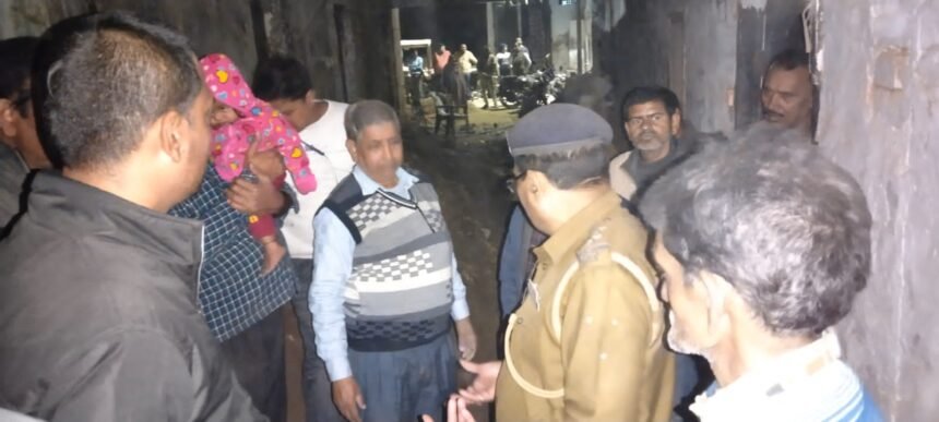 बेतिया पुलिस के संरक्षण में शिक्षक के घर तोड़फोड़ 1
