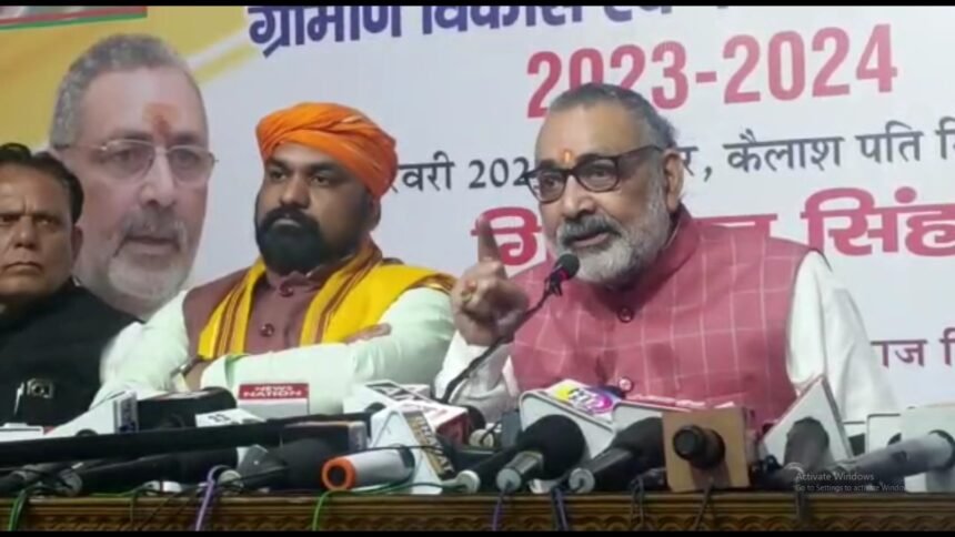 गिरिराज सिंह ने CM नीतीश की खोल दी पोल, बोले-केंद्र सरकार के बिना मंत्री को चलने के लिये तेल भी नहीं खरीद पायेंग 1