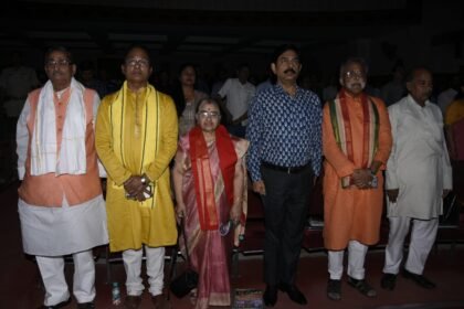 "दुर्गा भाभी" नाटक के प्रदर्शन में स्मारिका का विमोचन, पूर्व सांसद आरके सिन्हा ने रखे अपने विचार 5