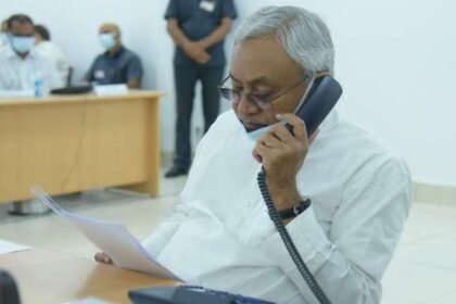जनता दरबार में CM नीतीश, स्टाफ के हाथ से फोन छूटा तो बोल उठे, हथवो तुड़वा दोगो क्या? कर्मचारी की हालत खराब￼ 5