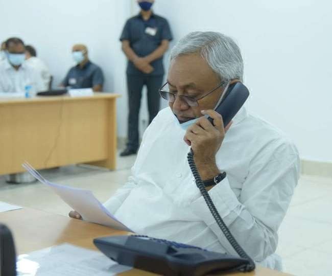 जनता दरबार में CM नीतीश, स्टाफ के हाथ से फोन छूटा तो बोल उठे, हथवो तुड़वा दोगो क्या? कर्मचारी की हालत खराब￼ 1