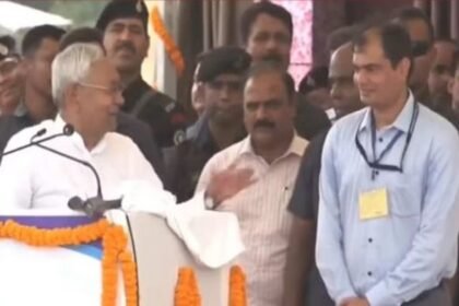 CM नीतीश अचानक 'कलेक्टर' साहब को क्यों खोजने लगे? फिर तो भागे-भागे पहुंचे और हाथ जोड़कर...￼ 2