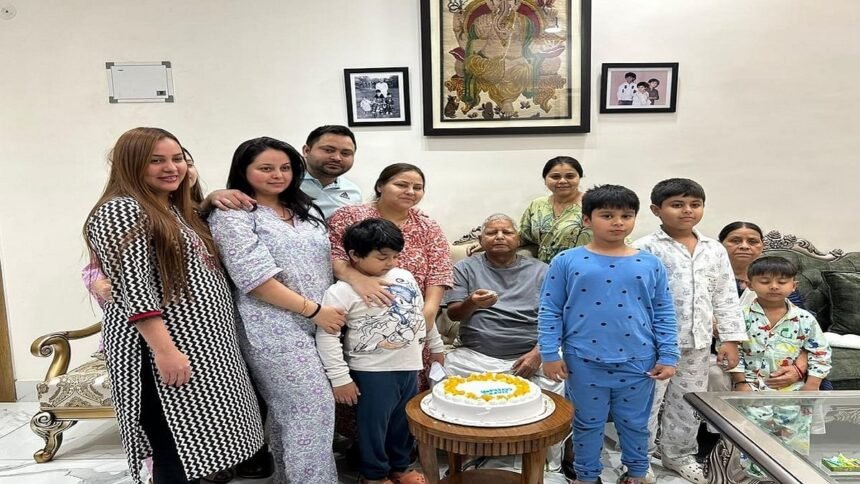 75 वसंत के हुए RJD सुप्रीमो लालू यादव, इनके साथ सबसे पहले मनाया बर्थडे सेलिब्रेशन, सामने आई तस्वीर 1